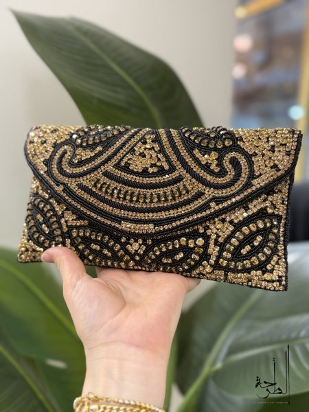 اسود مع ذهبي رسمه العين